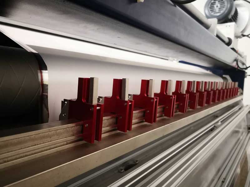 即使分切機(jī)的刀片很小，也要注意安全