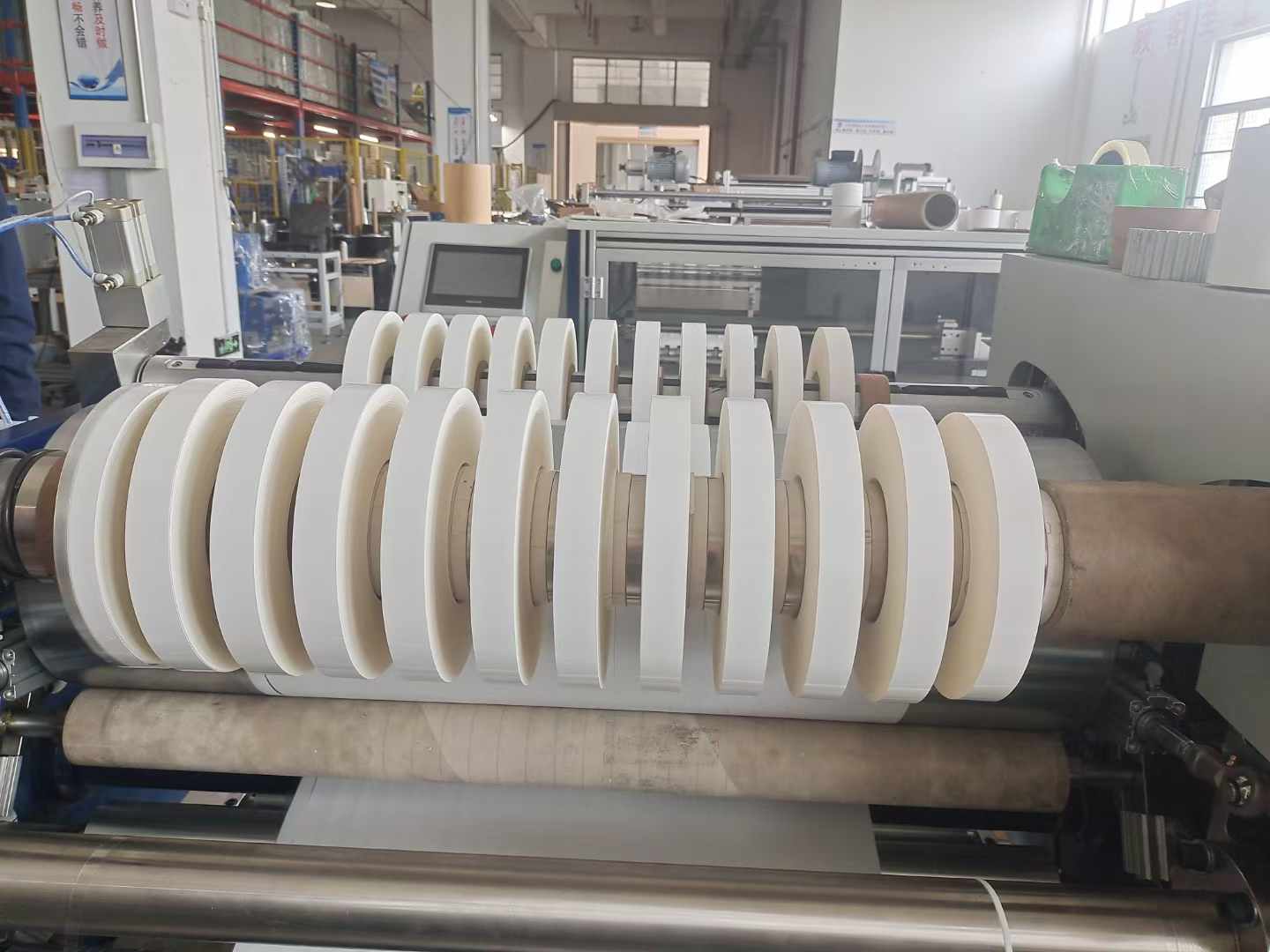 分切機(jī)功能全覽：從基礎(chǔ)操作到高級(jí)切割技術(shù)